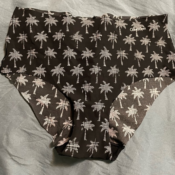 Calvin Klein Panties (3) - Picture 6 of 8